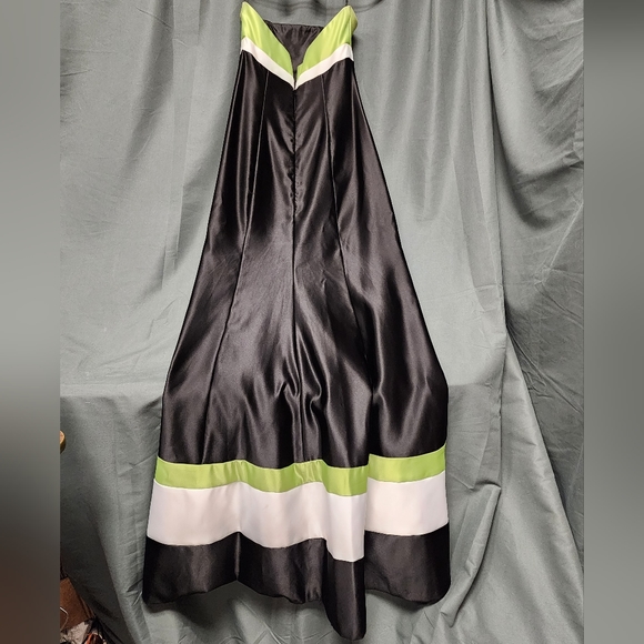 Jessica McClintock Full Length Prom Dress, Black & Green, Size 6 - Picture 2 of 4